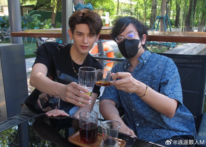 姚弛回应网友调侃邀约巡演play,自曝与散人面基靠喝酒破冰