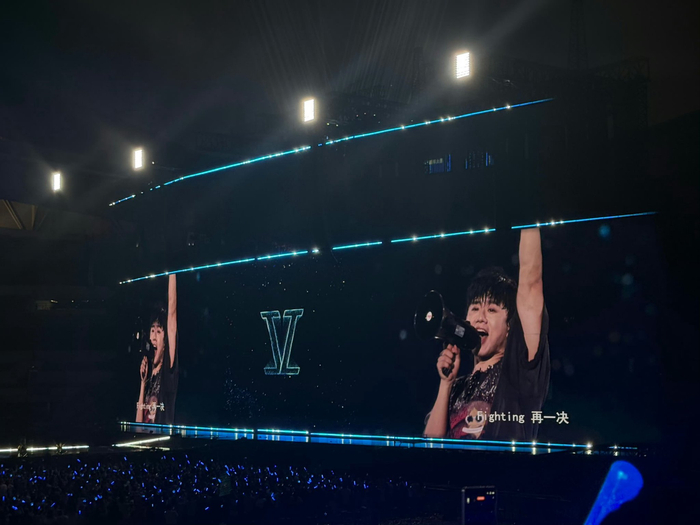 张杰演唱会音响故障用喇叭唱逆战,观众:比完美音响更震撼