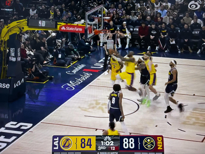 詹姆斯上篮遭布朗切臂未吹罚引争议