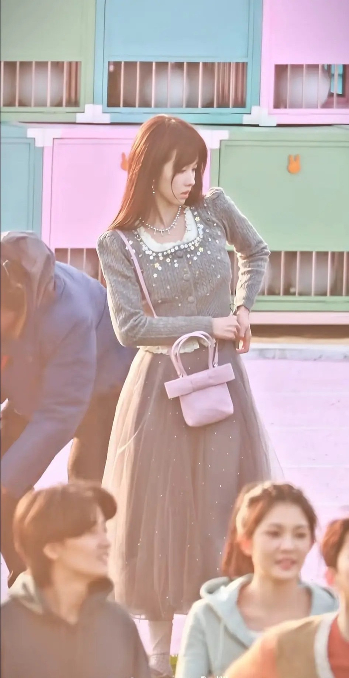 陈都灵新剧路透曝光，齐刘海复古造型显少女感