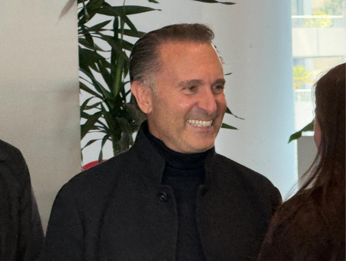 米兰老板卡尔迪纳莱今日视察米兰内洛和总部