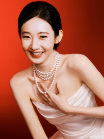 张艺凡低饱和紫调眼影展现清冷灵动反差美