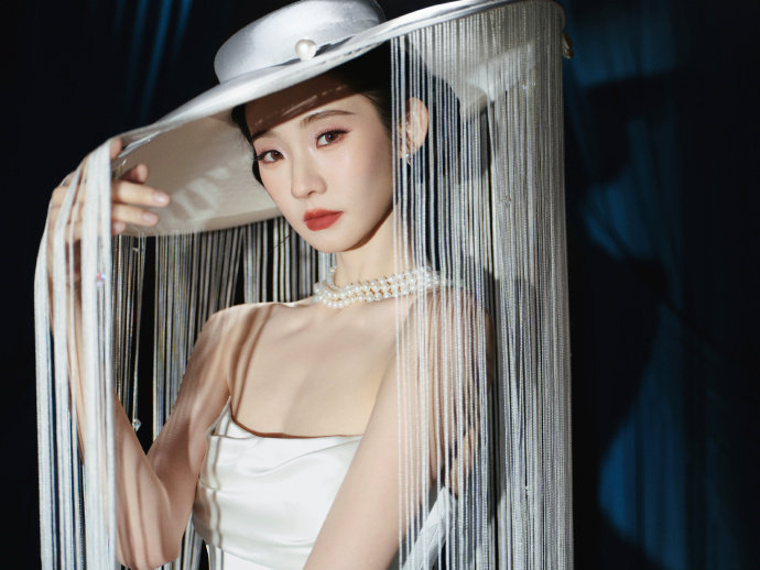 张艺凡低饱和紫调眼影展现清冷灵动反差美