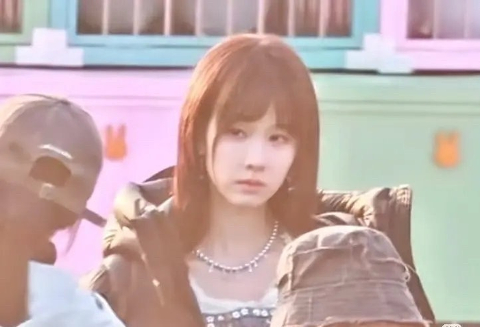 陈都灵新剧路透曝光，齐刘海复古造型显少女感