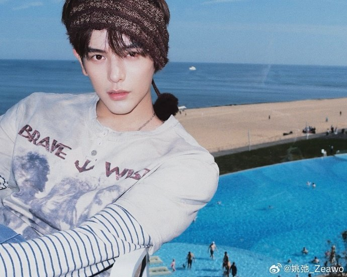 姚弛回应网友调侃邀约巡演play,自曝与散人面基靠喝酒破冰