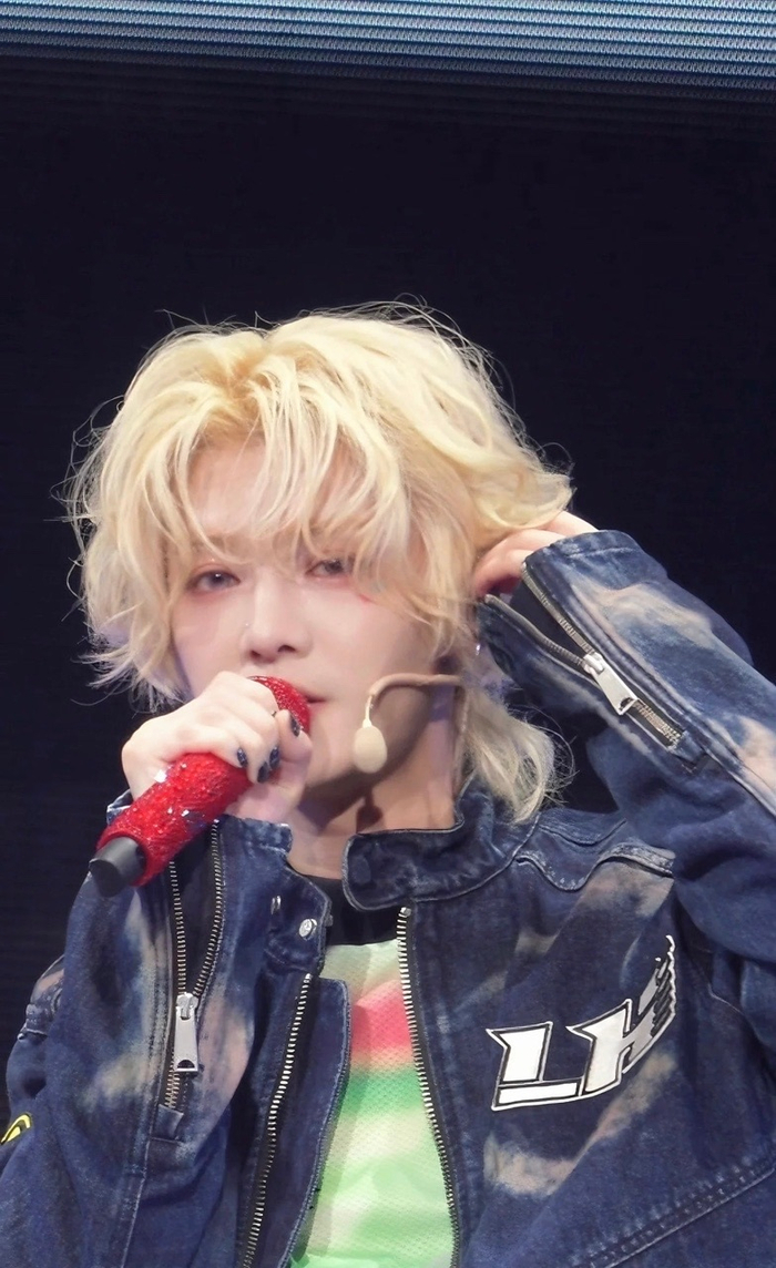 鹿晗演唱《敏感》太投入，虫子爬过额头未察觉|粉丝|发丝_新浪娱乐_新浪新闻