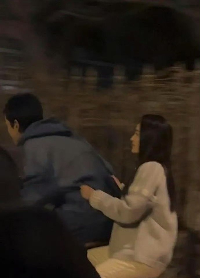 胡歌李沁《人间有味》骑车路透曝光