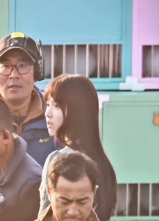 陈都灵新剧路透曝光，齐刘海复古造型显少女感