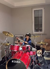 姜潮晒儿子丹尼尔打架子鼓视频,颜值才华引热议