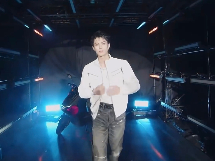 王鹤棣影视飓风雅迪现场抽粉丝合影,全程笑容满分