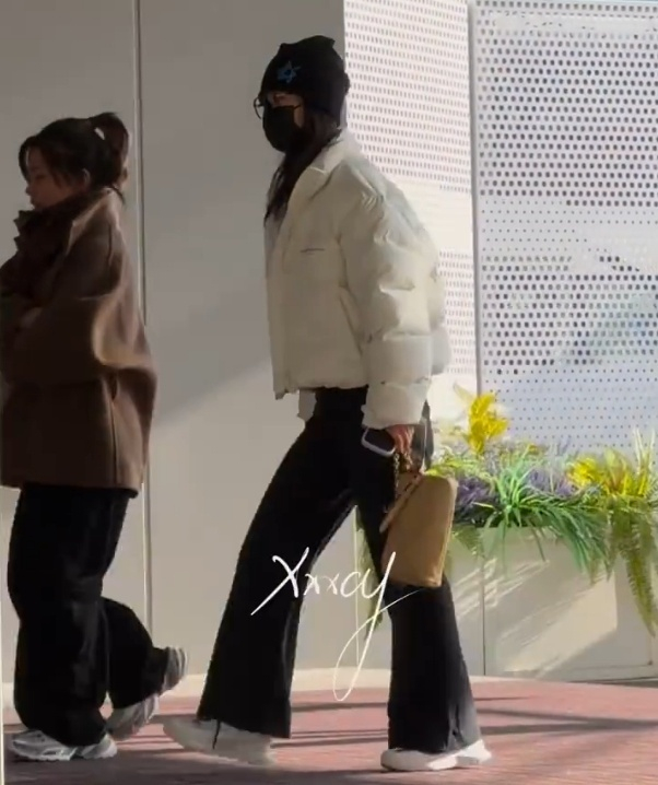 杨紫飞赴海口进组新剧玉兰花开君再来