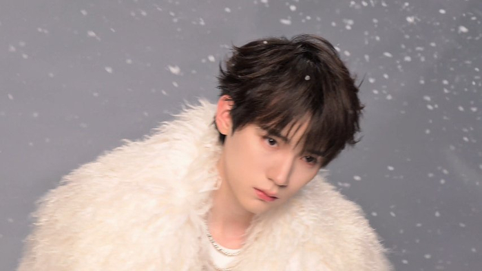 周翊然白衣造型诠释白马王子形象