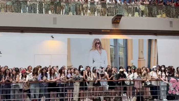 周翊然新加坡见面会白衣亮相,海外人气高涨