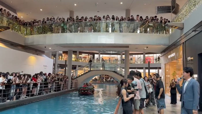 周翊然新加坡见面会白衣亮相,海外人气高涨