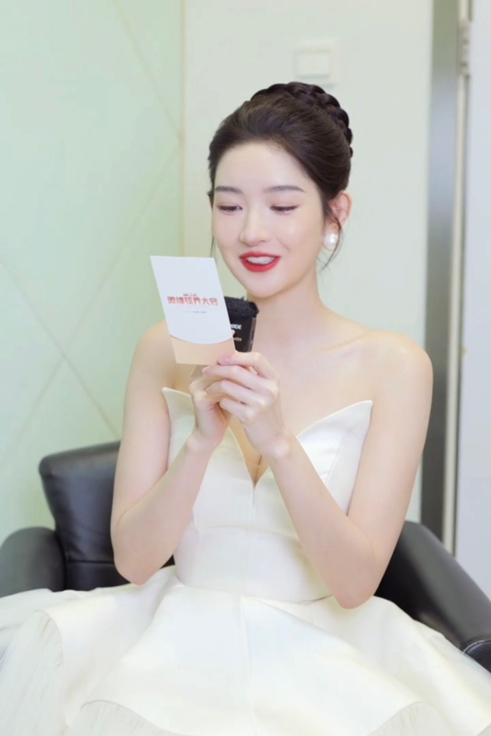 王玉雯信用分800+稳夺冠军，读信时笑眼弯弯