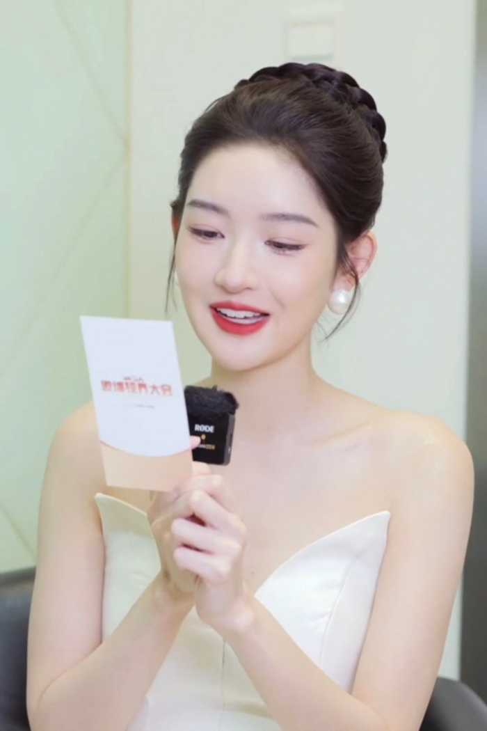 王玉雯信用分800+稳夺冠军，读信时笑眼弯弯