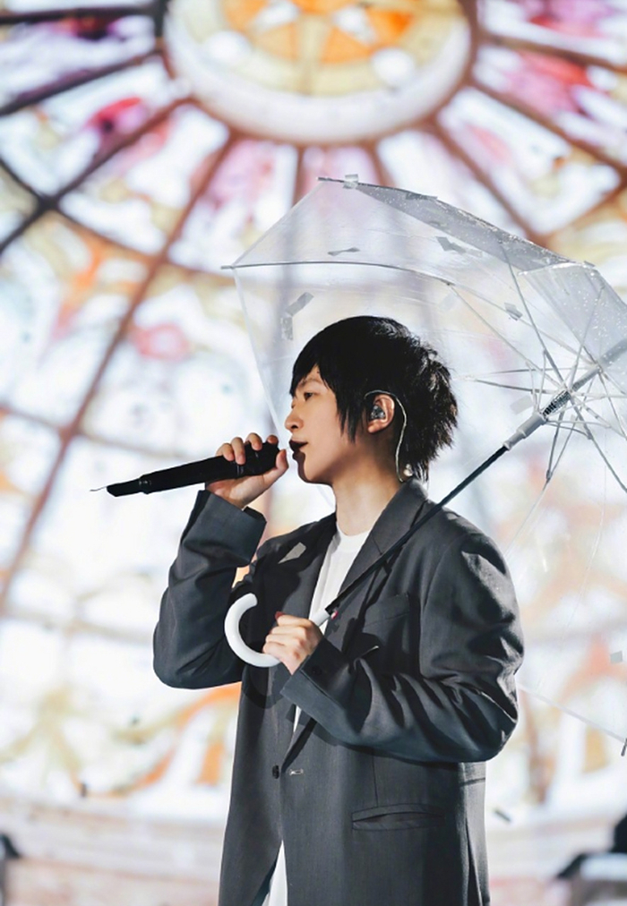 阿信上海演唱会摔下舞台，凌晨发文报平安