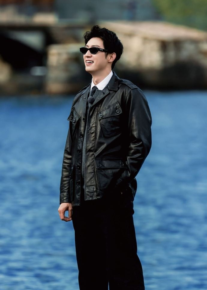 黄景瑜黑色夹克墨镜造型亮相意大利录制现在就出发3