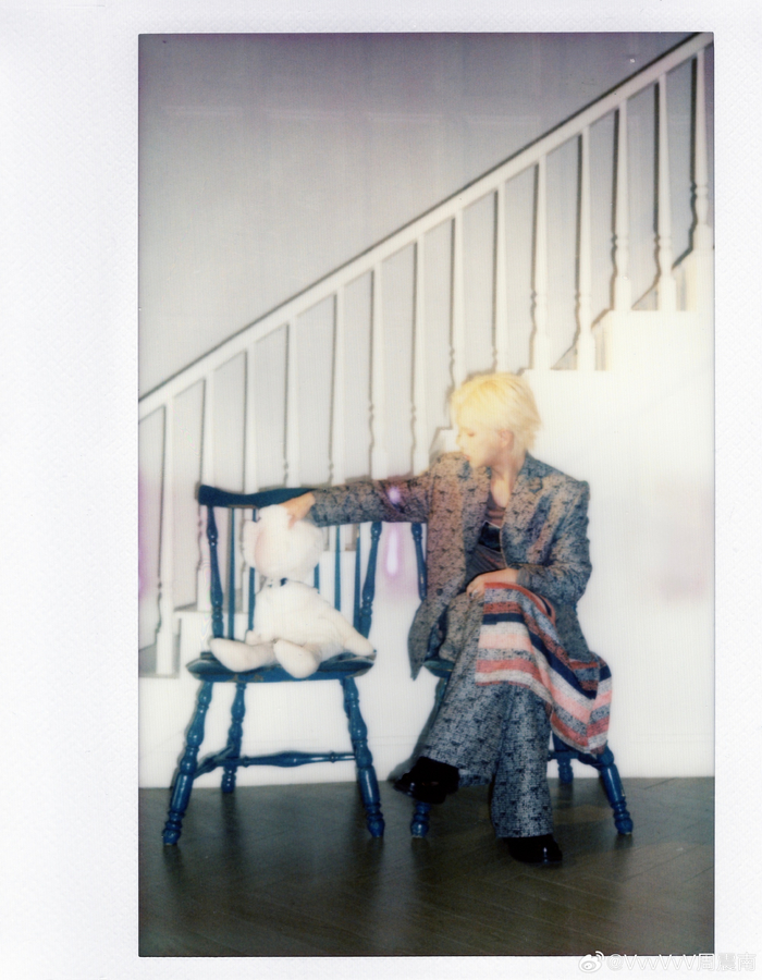 周震南亮相微博之夜展从容丰愉姿态