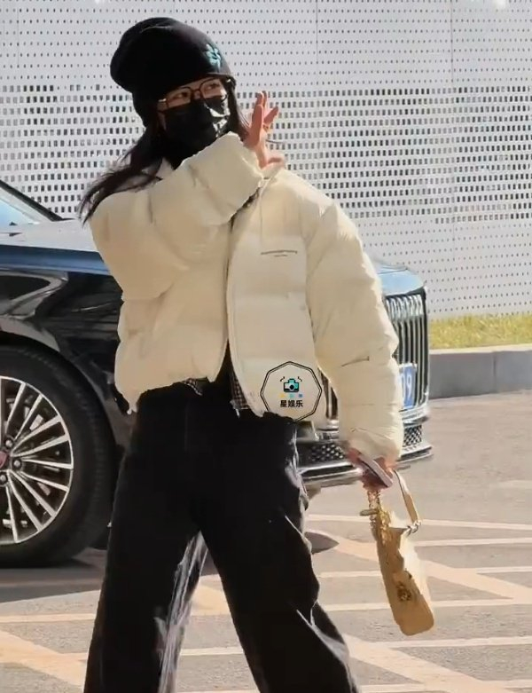 杨紫飞赴海口进组新剧玉兰花开君再来