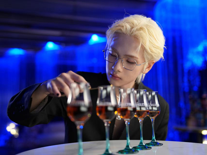 周震南亮相微博之夜展从容丰愉姿态