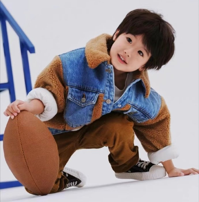 姜潮晒儿子丹尼尔打架子鼓视频,颜值才华引热议