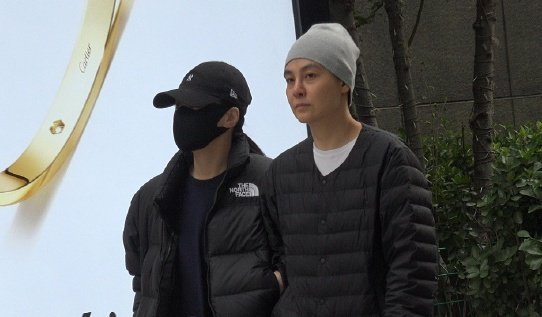 阿娇皇甫圣华挽手逛三里屯，黑色休闲装亲密同行