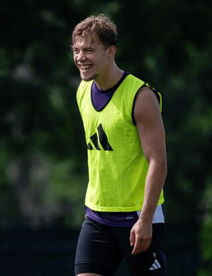 曼联官方为23岁霍伊伦庆生，加盟后随队夺足总杯