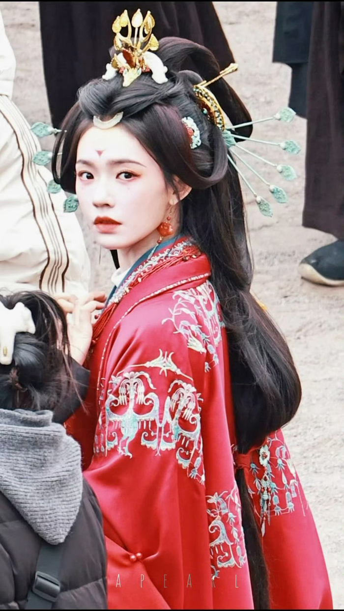 林允《归鸾》路透曝光，凤冠霞帔造型惊艳