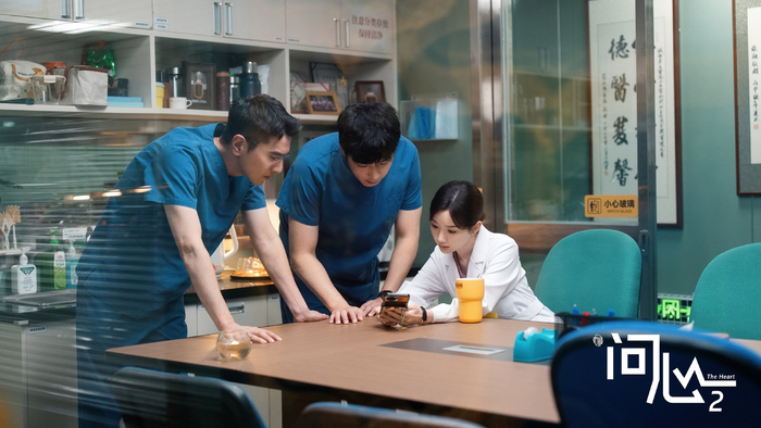 《问心2》杀青，赵又廷毛晓彤医疗剧之旅告一段落