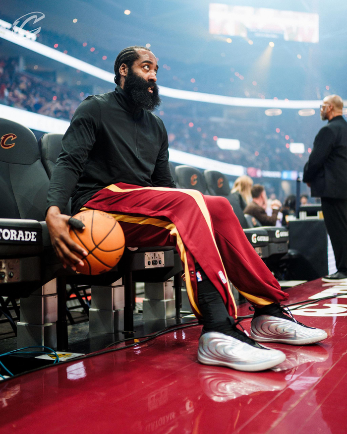 哈登复出迎战活塞