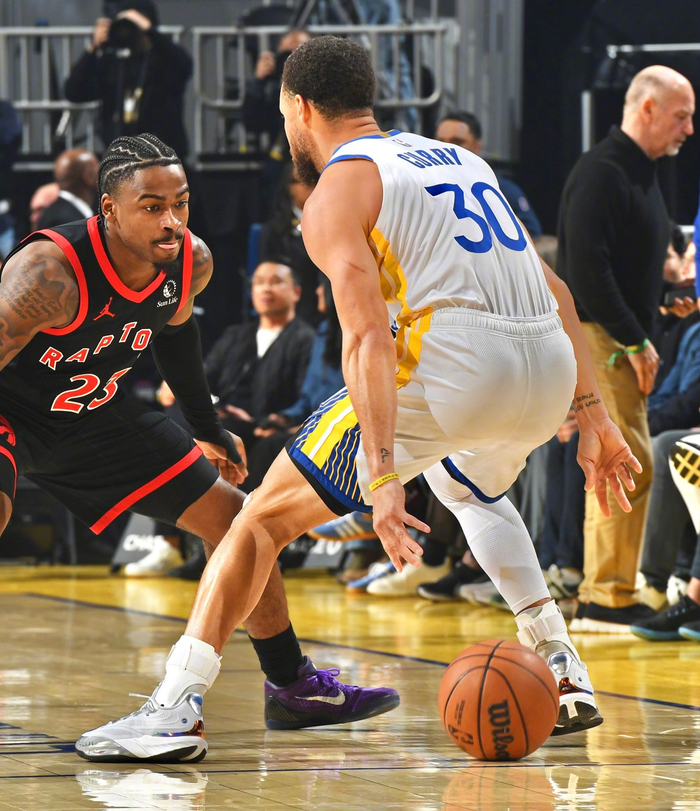 库里热身穿昂跑比赛换安踏，两双球鞋引关注