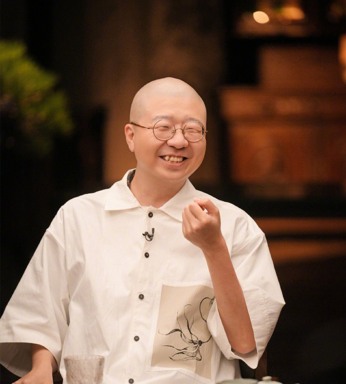 李诞罗家英王小利带队撒福气雨送马年彩头