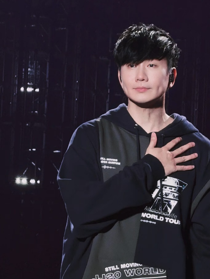 林俊杰与23岁网红Annalisa洛杉矶同框，穿情侣装疑恋情曝光