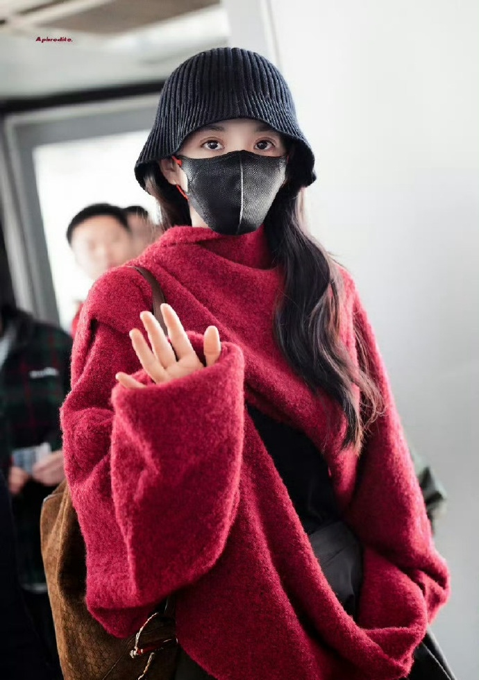 田曦薇黑色渔夫帽红色毛衣现身机场进组《嫁金钗》