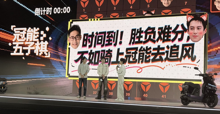 王鹤棣影视飓风雅迪现场抽粉丝合影,全程笑容满分