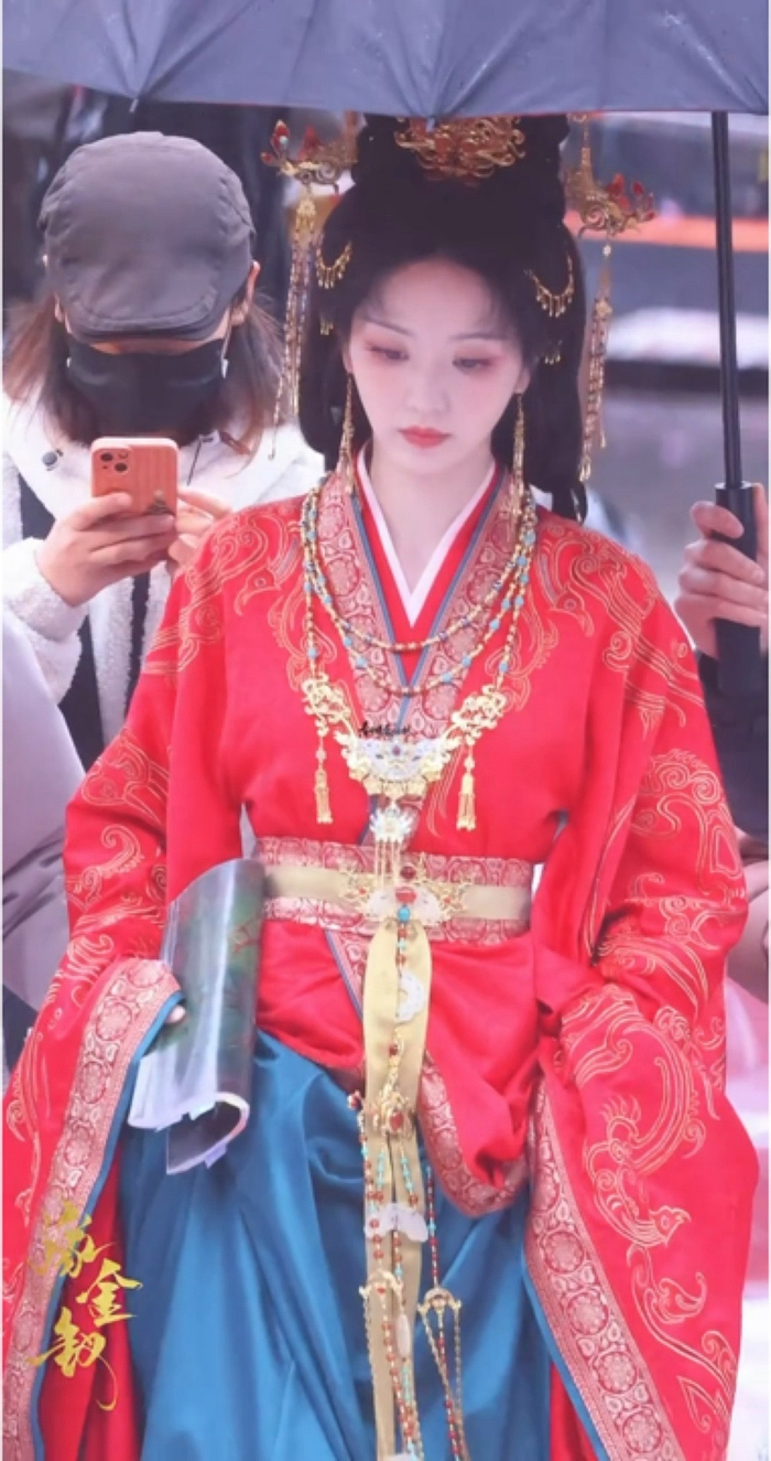 田曦薇《嫁金钗》路透曝光，红金婚服造型明艳动人