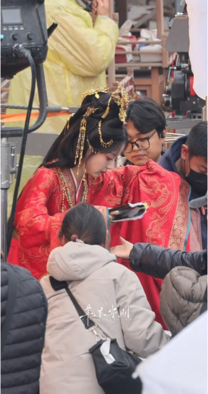 田曦薇《嫁金钗》路透曝光，红金婚服造型明艳动人