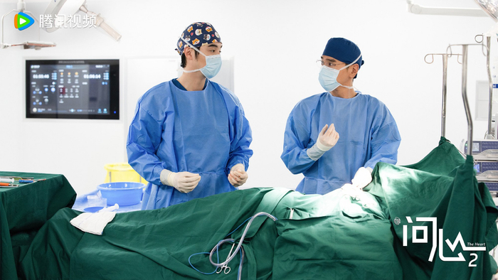 《问心2》杀青，赵又廷毛晓彤医疗剧之旅告一段落