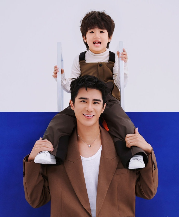 姜潮晒儿子丹尼尔打架子鼓视频,颜值才华引热议