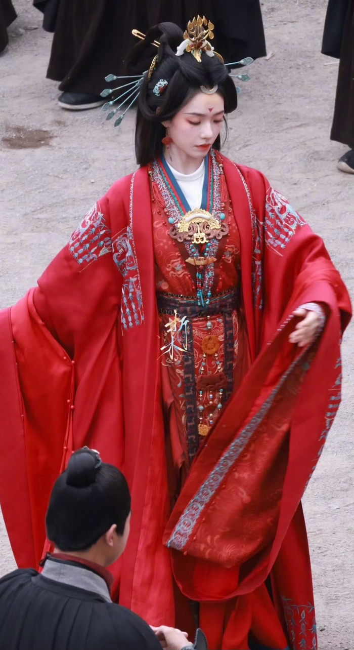 林允《归鸾》路透曝光，凤冠霞帔造型惊艳