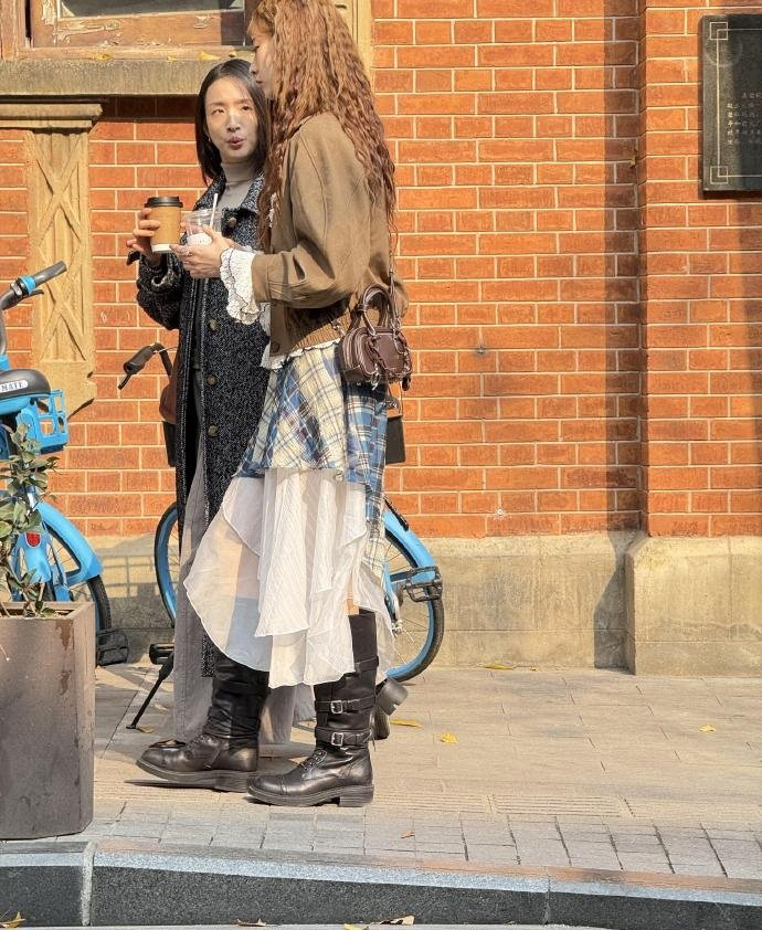 张艺凡羊毛卷造型亮相，与林依晨同框拍摄《三心两意》