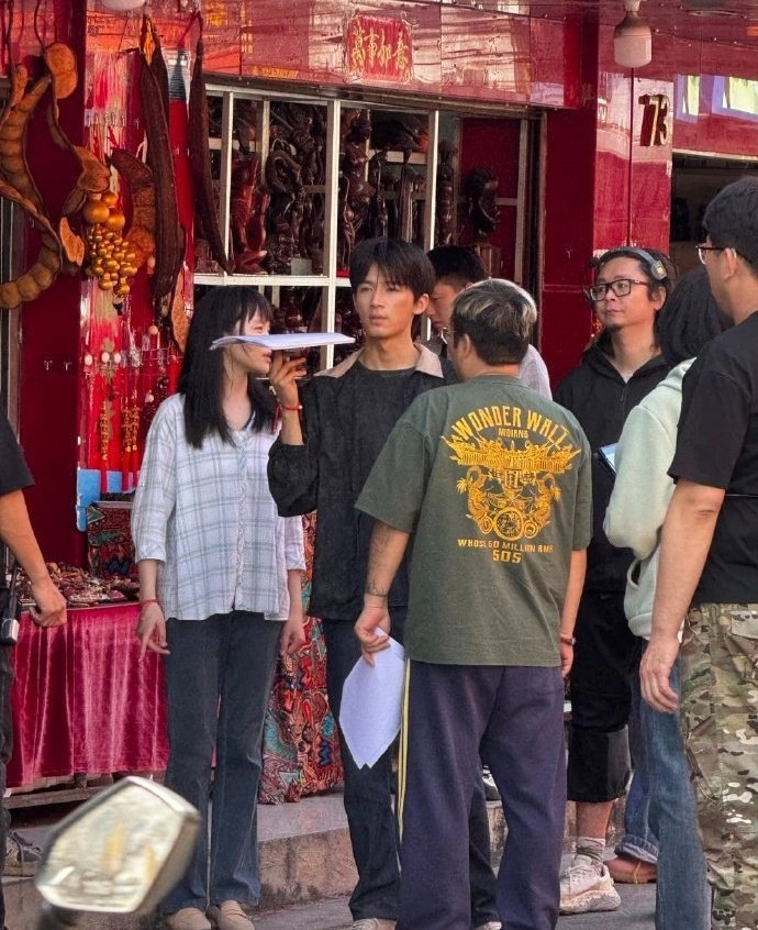 王星越西双版纳拍摄暴虎，休闲装扮帅气依旧