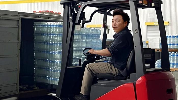黄渤百变脸演绎健身护肤干饭喝喜酒名场面