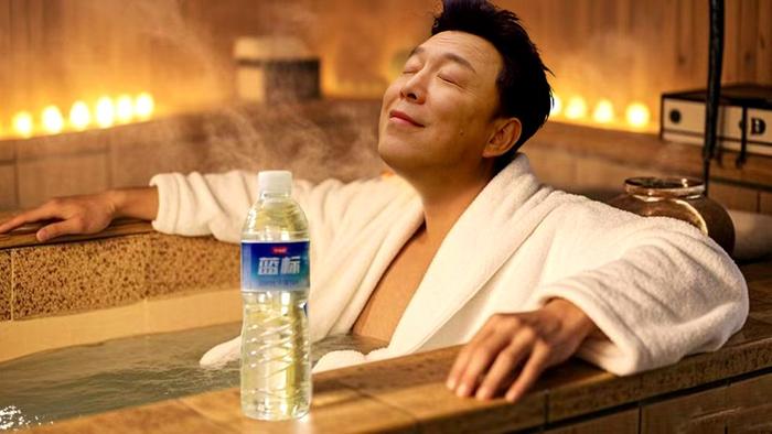 黄渤百变脸演绎健身护肤干饭喝喜酒名场面