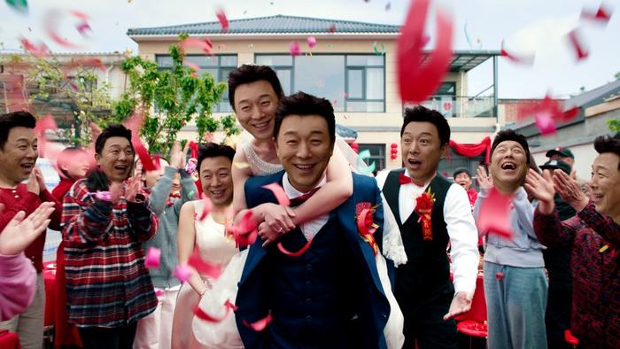 黄渤百变脸演绎健身护肤干饭喝喜酒名场面