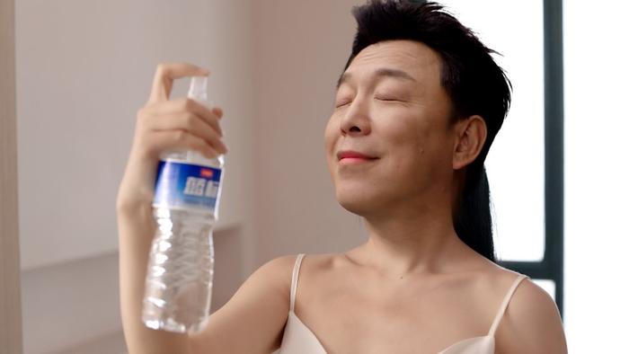 黄渤百变脸演绎健身护肤干饭喝喜酒名场面