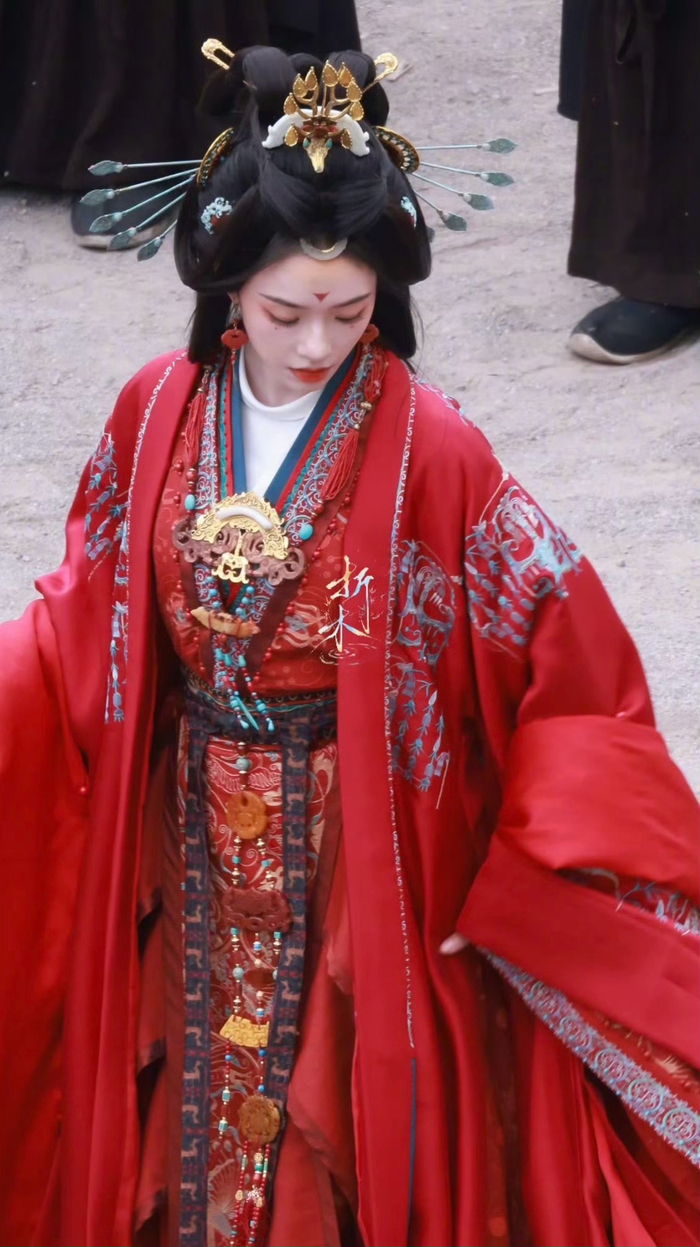 林允《归鸾》路透曝光，凤冠霞帔造型惊艳