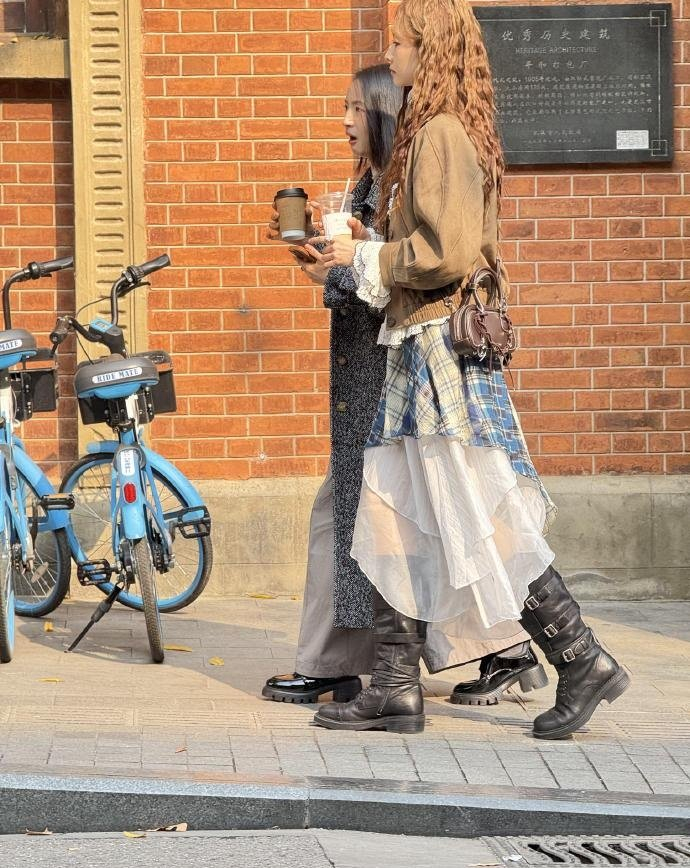 张艺凡羊毛卷造型亮相，与林依晨同框拍摄《三心两意》