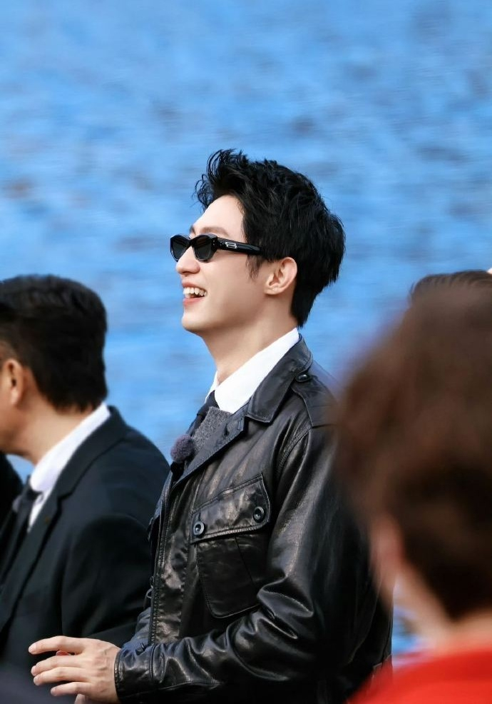 黄景瑜黑色夹克墨镜造型亮相意大利录制现在就出发3